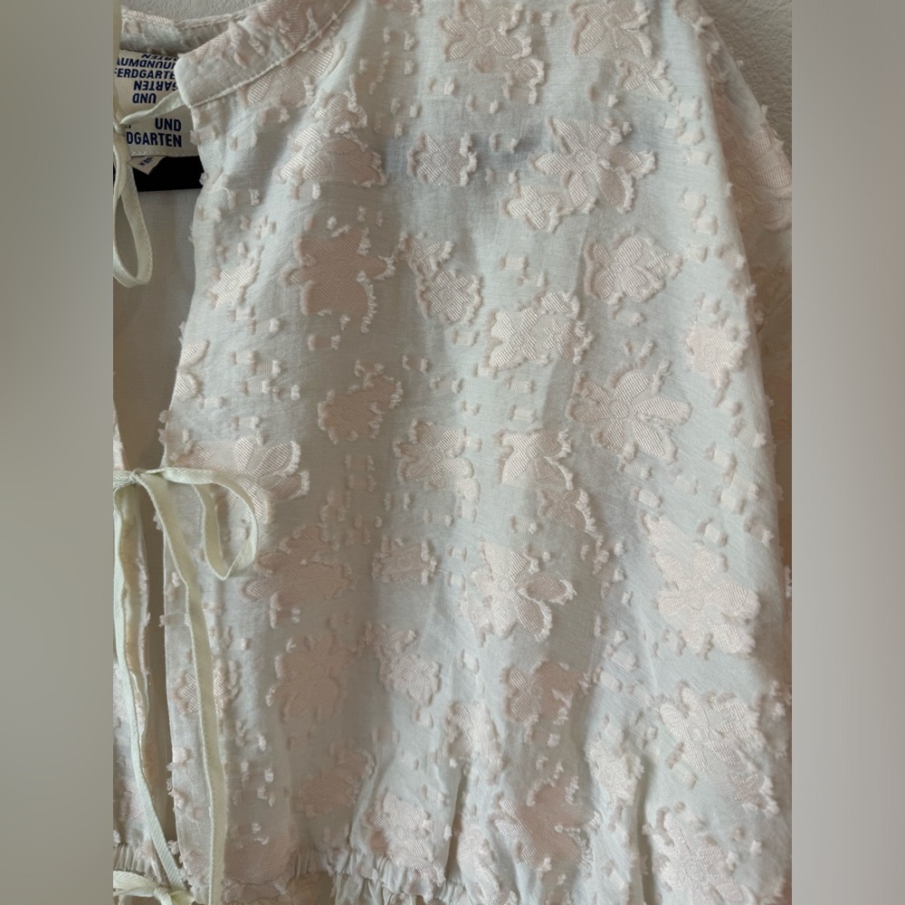 Baum und Pferdgarten ~ size large new with tags, mellow texture tie front - Picture 10 of 11